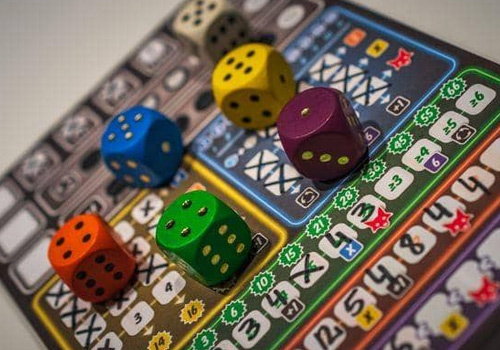 Dados y hojas de puntuación (ilustrativa)