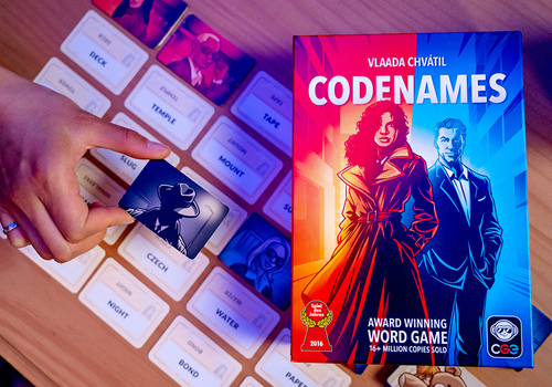 Juego social de palabras (ilustrativa)