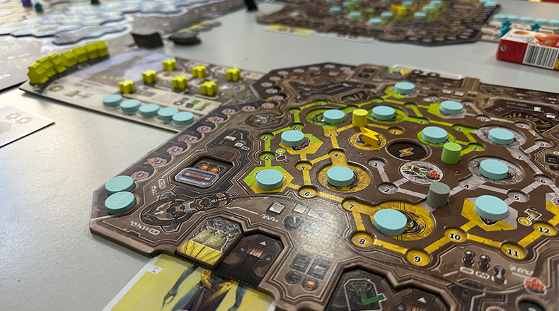 Grupo de amigos jugando a juegos de mesa modernos